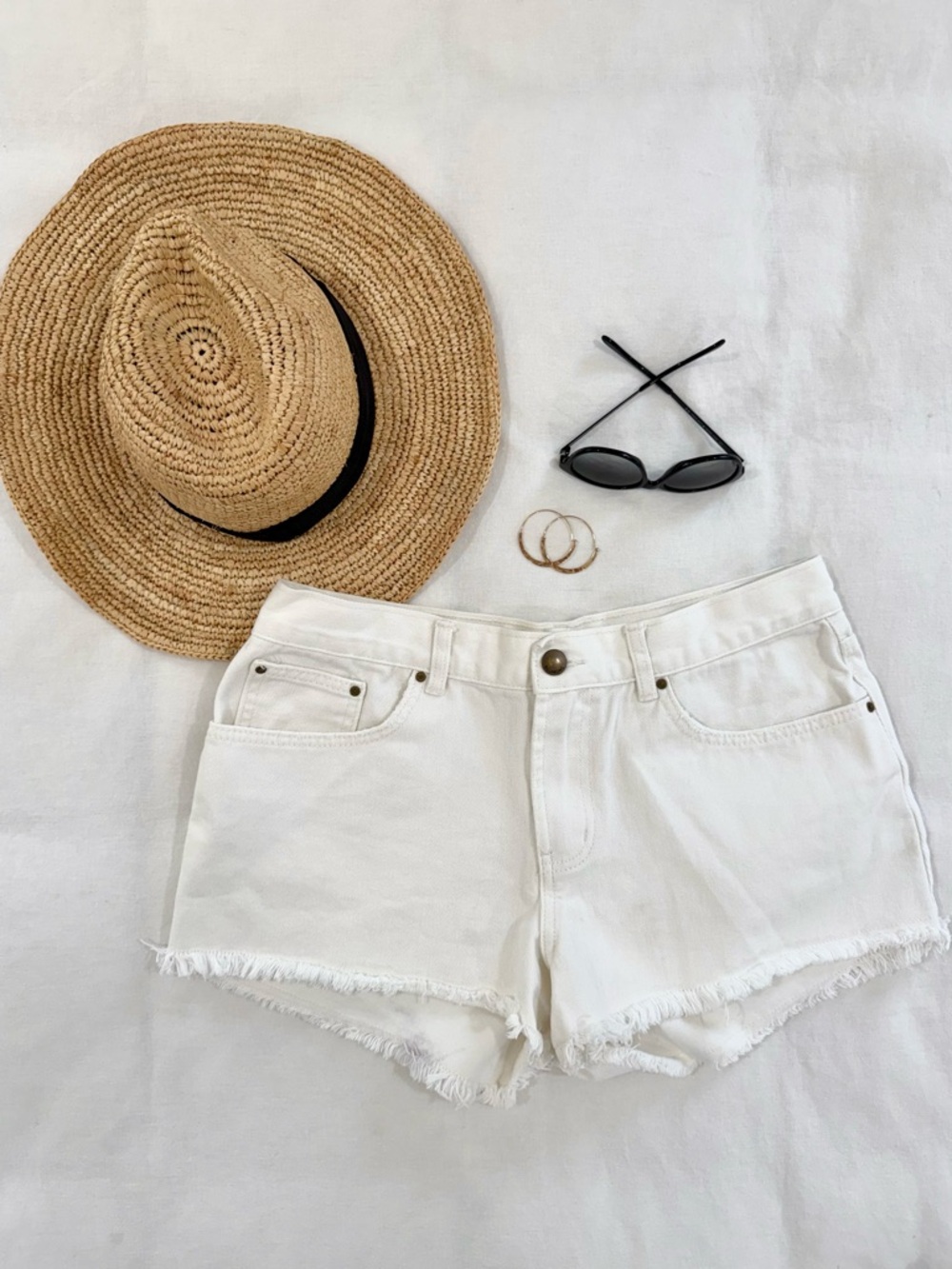 ✨ Billabong White Denim Cutoff Shorts Frayed Hem Mid Rise Summer Size 29 ✨